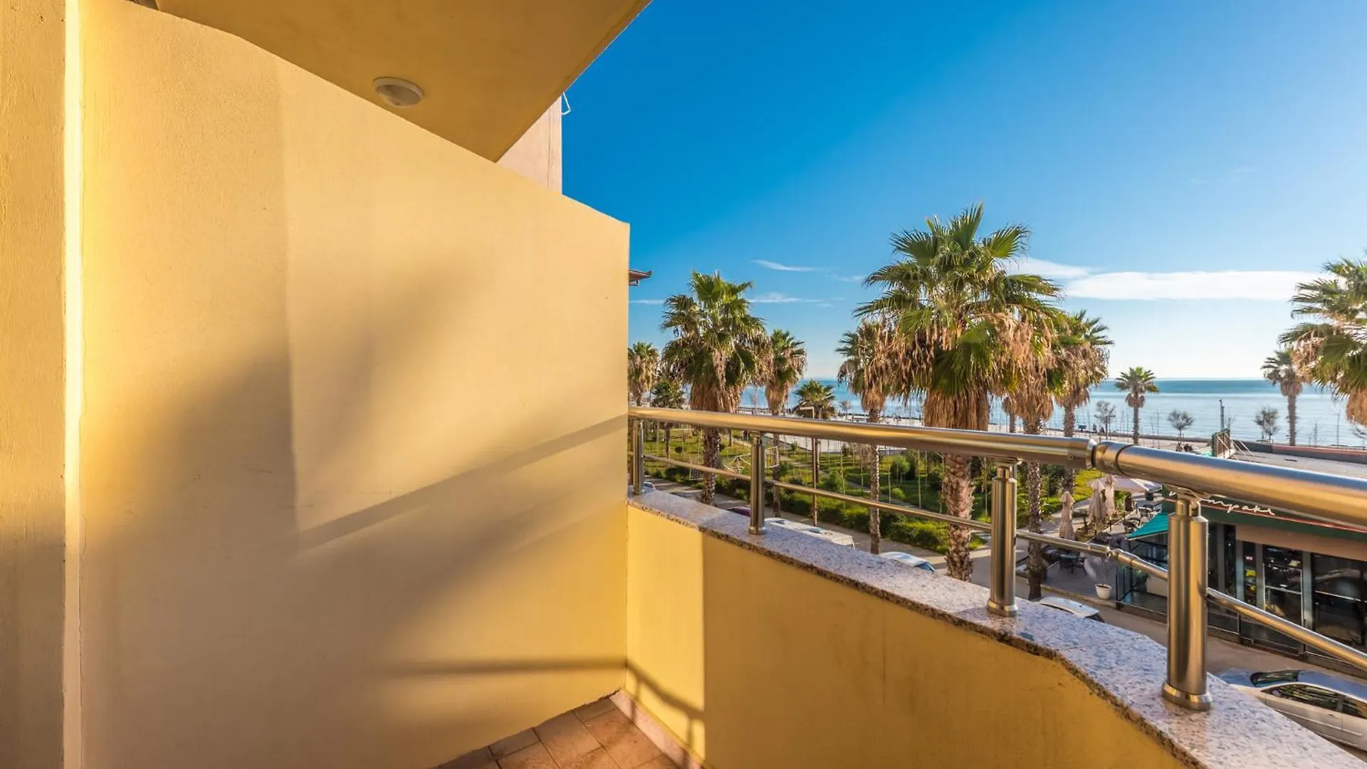 Amazing Beachfront Oasis 2 Durrës Apartamento